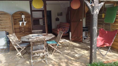 Dotări, Kay Zanndoli in La Trinite