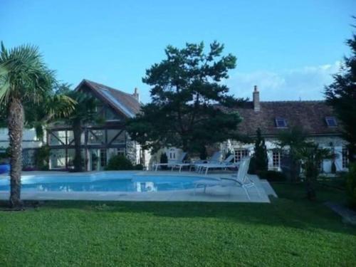 . Belle demeure à 1h20 de Paris avec piscine chauffée, 19 pers