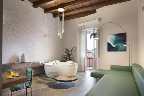 Suite, deluxe, spa bathtub