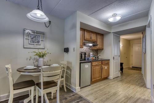 Mountain Splendor 105 - Beautiful Condo in the Heart of Gatlinburg condo in Gatlinburg, USA