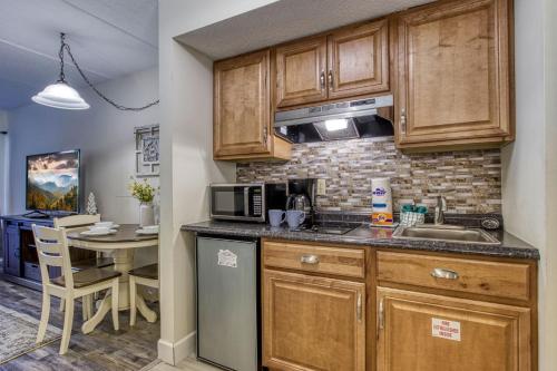 Mountain Splendor 105 - Beautiful Condo in the Heart of Gatlinburg condo in Gatlinburg, USA