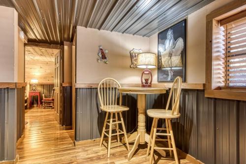 ER45 - Tin Pan Alley - Great location Just across from swimming pool! cabin - image 5