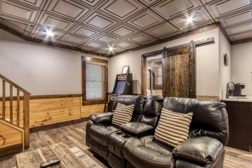 Cuddlin' Up Er209 - Luxury At Its Finest And Location That Can't Be Beat! cabin - image 2