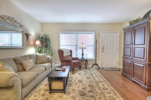 Colonial Crest 107 - Great location! - You can walk to town! condo in Pigeon Forge, USA