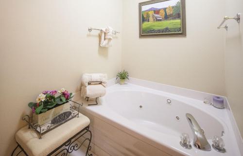 Colonial Crest 107 - Great location! - You can walk to town! condo in Pigeon Forge, USA
