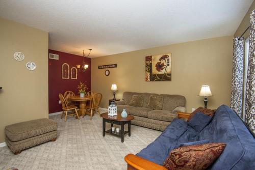 Colonial Crest 112 - Great location! - You can walk to town! condo in Pigeon Forge (TN)