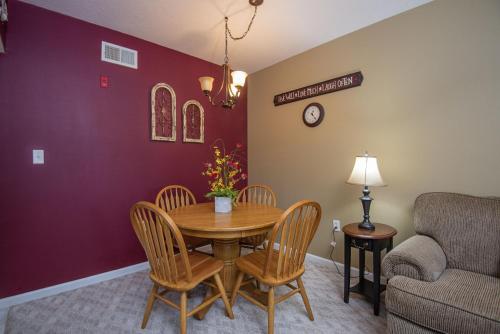 Colonial Crest 112 - Great location! - You can walk to town! condo in Pigeon Forge (TN)