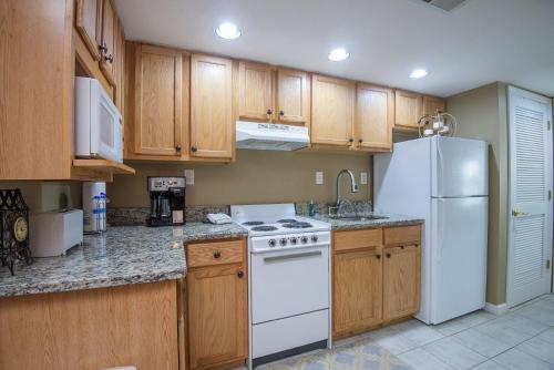 Colonial Crest 112 - Great location! - You can walk to town! condo in Pigeon Forge (TN)