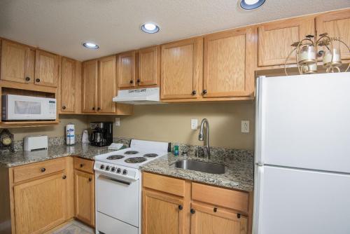 Colonial Crest 112 - Great location! - You can walk to town! condo in Pigeon Forge (TN)
