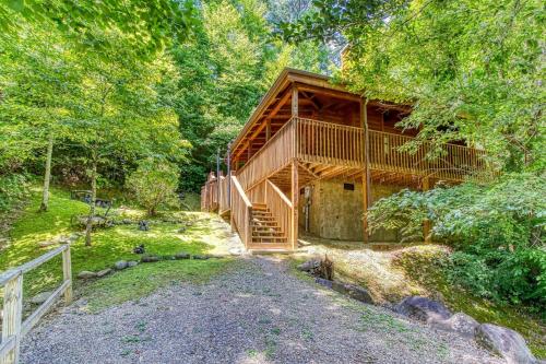 Cupid's Hideaway - Convenient to downtown Gatlinburg and the National Park! cabin