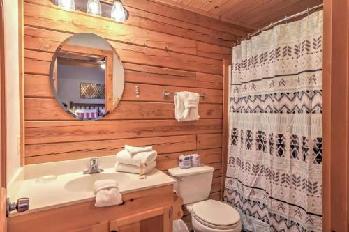 ER104 - R Tribe's Treehouse - Great location - Close to town! cabin - image 5