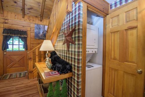 ER51 - Natures Grace Retreat - Great location Close to all the action! cabin - image 4