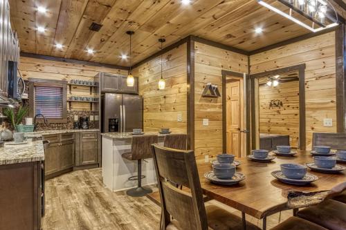 ERN823 - EAGLE FALLS - GREAT LOCATION WITH PRIVATE HEATED INDOOR POOL! CLOSE TO TOWN! cabin - image 12