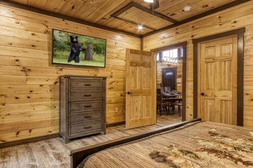 ERN823 - EAGLE FALLS - GREAT LOCATION WITH PRIVATE HEATED INDOOR POOL! CLOSE TO TOWN! cabin - image 10