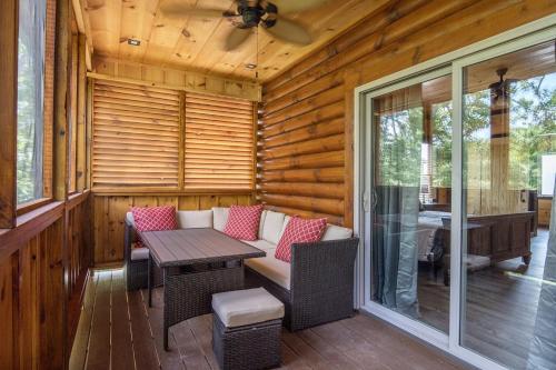 ERN823 - EAGLE FALLS - GREAT LOCATION WITH PRIVATE HEATED INDOOR POOL! CLOSE TO TOWN! cabin - image 6