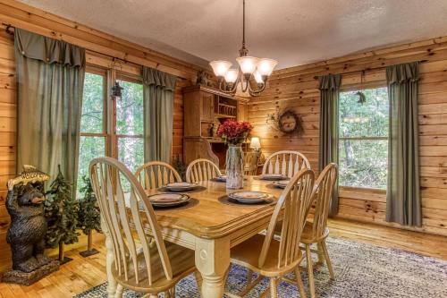 Whispering Oaks - Private Pigeon Forge Getaway,,,Close to Tanger Outlet Shopping cabin in Sevierville, USA