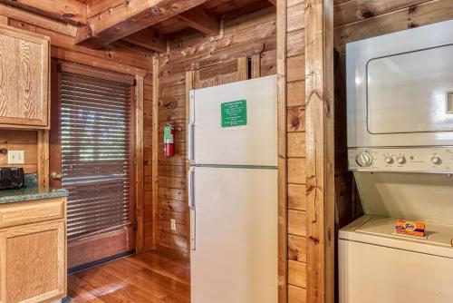 ER5 - Log Heaven - Great location! Close to all the action! cabin - image 4