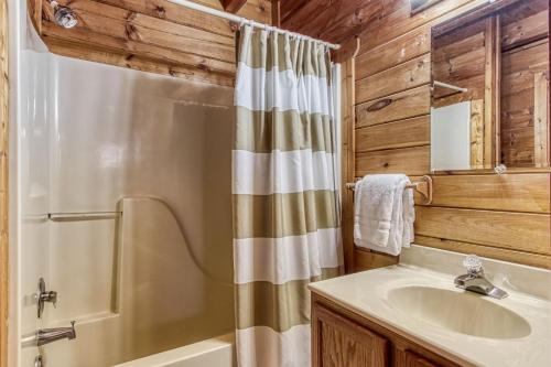 ER5 - Log Heaven - Great location! Close to all the action! cabin - main image