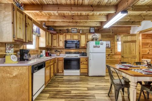 ER83 - Savage Loft - Your Close to the Action Cabin Getaway cabin - image 13