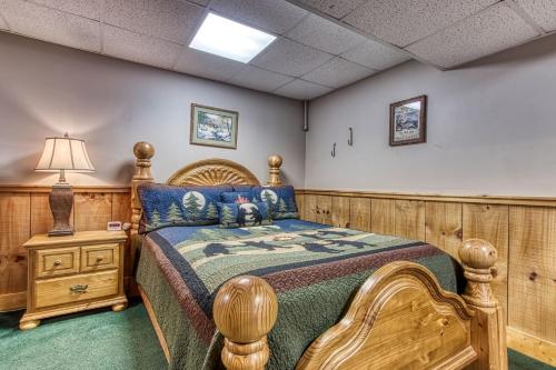 ER83 - Savage Loft - Your Close to the Action Cabin Getaway cabin - image 6