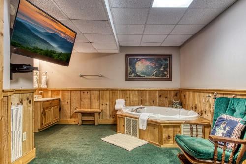 ER83 - Savage Loft - Your Close to the Action Cabin Getaway cabin - image 4