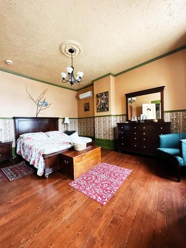 Queen Room with Shared Bathroom