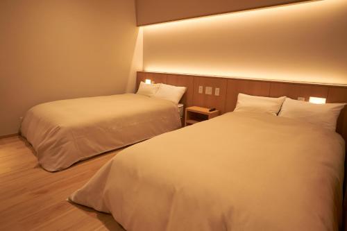 2 twin beds, 1 sofa bed