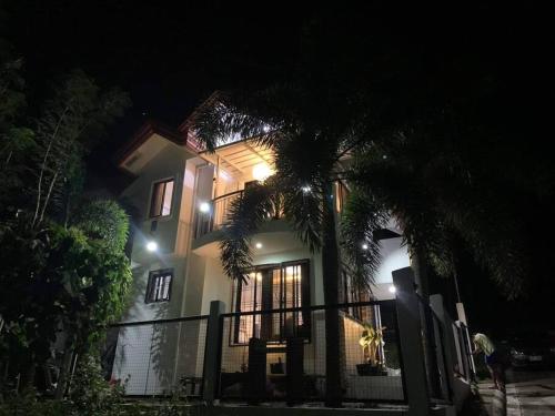 Exterior view, A sea view 3 bedroom beach vacation home near Repelling Platform