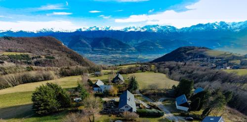 Maison familiale en montagne avec vue merveilleuse sur le massif de Belledonne gîte à louer Saint-Bernard