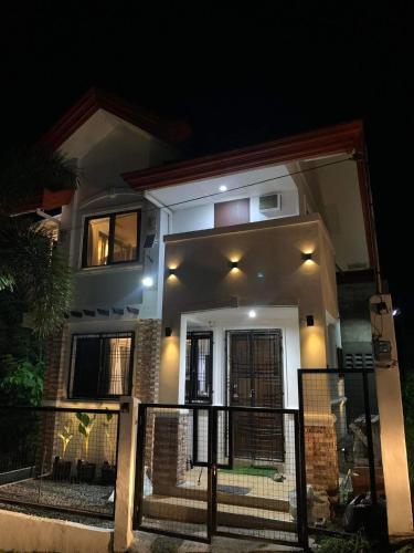 Exterior view, A sea view 3 bedroom beach vacation home near Repelling Platform