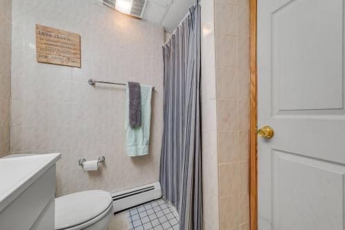 Cambridge 2BR 2BH Basement Apt With Parking in Cambridge, USA