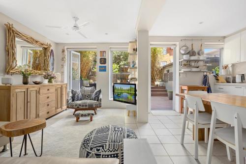 HERE21M - Coastal Chic at Maroubra