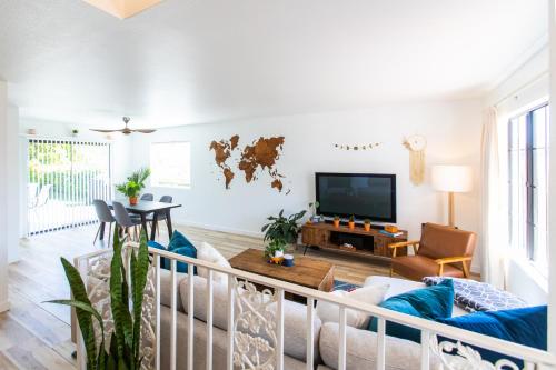 Spacious Family Retreat! Sleeps 12 + huge backyard in San Juan Capistrano, USA