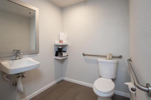 Rodeway Inn Milpitas near Great Mall - 화장실