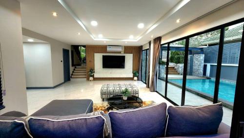 Shared lounge/TV area, I am pool villa pattaya 11 in Takiantia