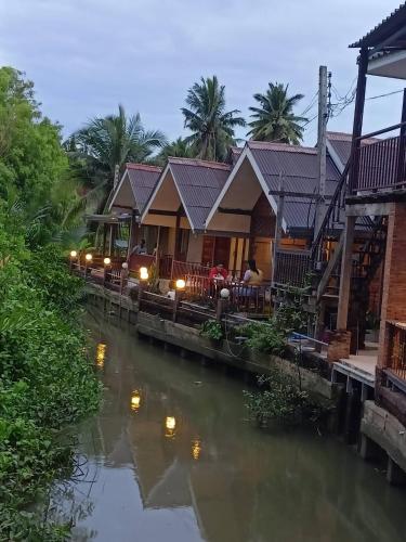 บ้านสุขใจ อัมพวา Room Type - Deluxe Room