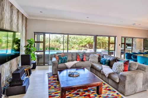 Cheerful 5 bedroom Zimbali Villa- with pool