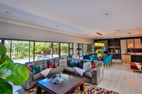 Cheerful 5 bedroom Zimbali Villa- with pool