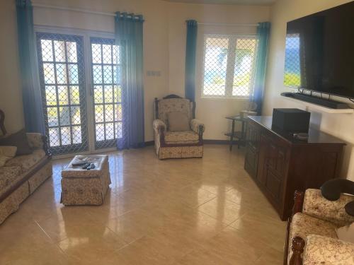 ‘MORIAH’ Private Room with Double Bed and shared bathroom in Coles Pasture