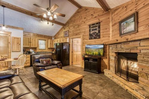 ER301 - Eagle's Hideaway - Great Location! Close To All The Action! cabin - image 2