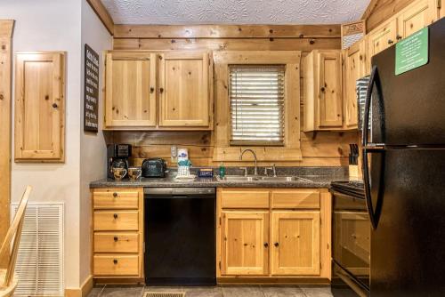 ER301 - Eagle's Hideaway - Great Location! Close To All The Action! cabin - image 11
