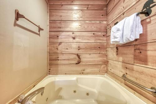 ER301 - Eagle's Hideaway - Great Location! Close To All The Action! cabin - image 8