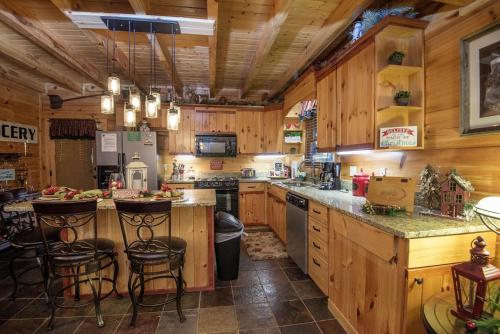 Liams Retreat - 2 Bedroom with GameRoom just minutes away from Pigeon Forge cabin in Sevierville, USA