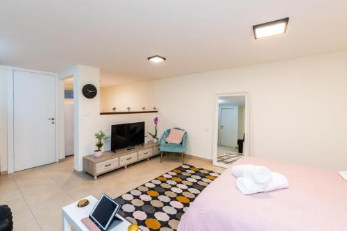 Cosy & Calm Central Getaway Modern Guest Suite by Midrachov 1 Queen Bed in Zichron Yaakov