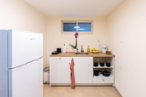 Konyha, Cosy & Calm Central Getaway Modern Guest Suite by Midrachov 1 Queen Bed in Zichron Yaakov