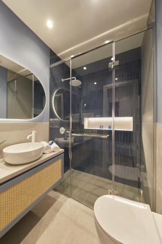 One-Bedroom Apartment image 9