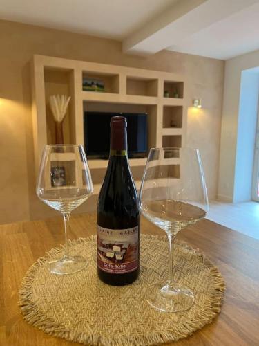 Suite cosy au cœur de Vinzelles proche Mâcon Tout équipé avec salon d'extérieur (Suite cosy au cœur de Vinzelles proche Macon Tout equipe avec salon d'exterieur) in Шентр