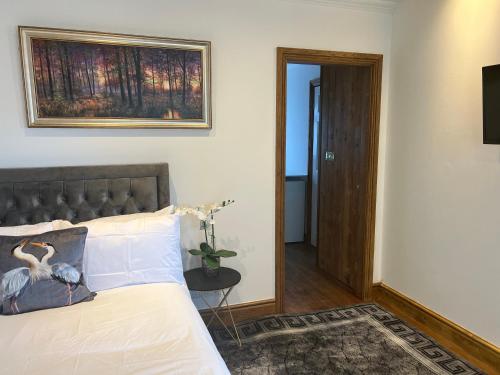 TJ Homes - Luxury Studio Suite with Garden View - Next to tube station London - Ruislip
