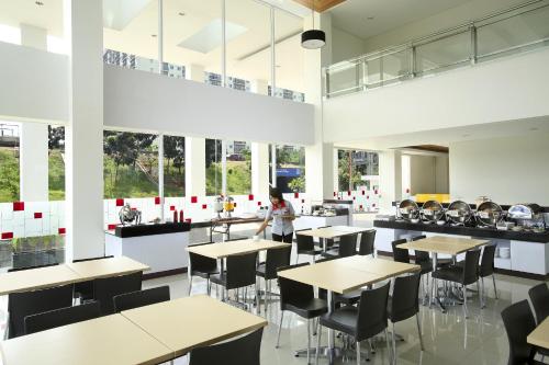 Restauracja, Amaris Hotel Bekasi Barat near Funworld (centrum rozrywki)