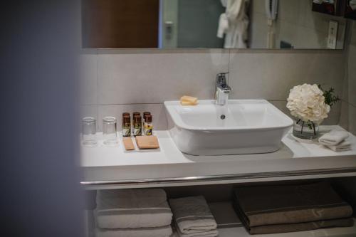 Alion Beach Hotel - image 4